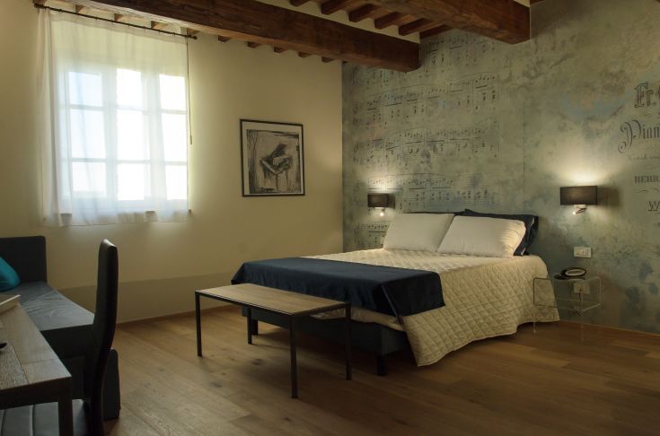 Cozy room in a small hotel, featuring simple furnishings and a relaxed atmosphere, located in Paciano.