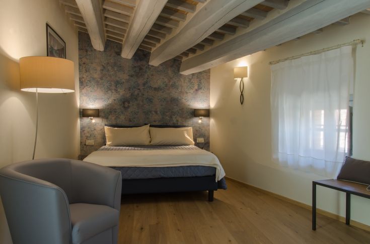 Elegant contemporary room with cozy details, creating a relaxing atmosphere.