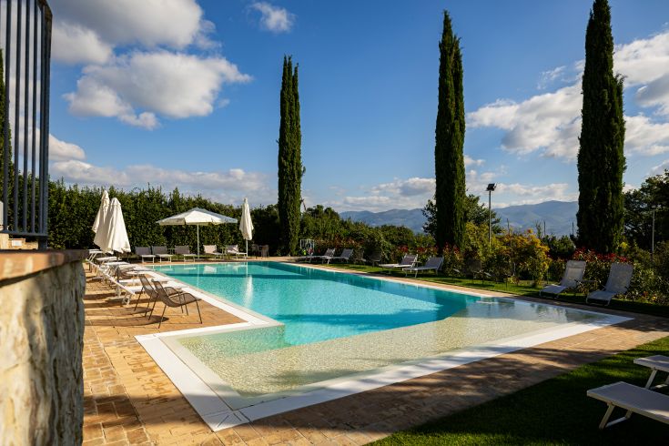 A holiday accommodation surrounded by nature, with an outdoor swimming pool, perfect for a peaceful holiday in Umbria.