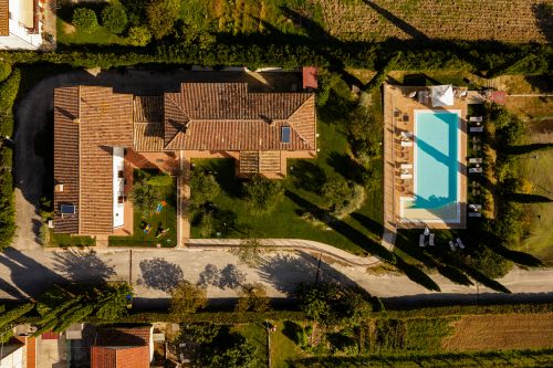 Una struttura composta da 8 appartamenti indipendenti con parcheggio privato, situata a breve distanza da Montefalco, adatto per a coppie, famiglie con bambini, e gruppi di amici, gli animali sono i benvenuti 