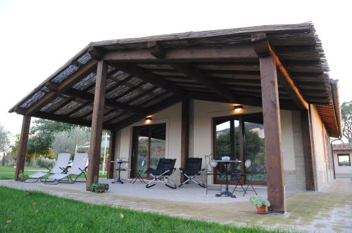 Cozy guesthouse with stunning views of the Umbrian countryside, perfect for relaxation.