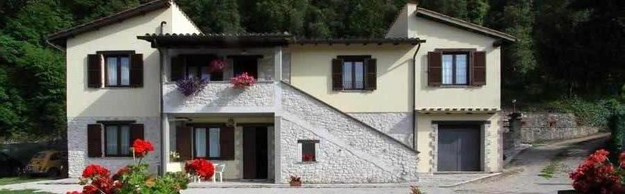 Fattoria con appartamenti autonomi, piscina e aree per il gioco dei bambini.