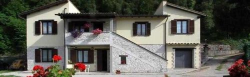 Bauernhof mit unabhängigen Wohnungen, Schwimmbad und Spielplätzen für Kinder.