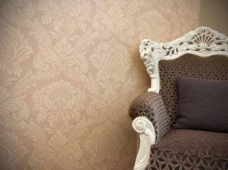 Canapé sobre avec des motifs simples sur papier peint dans un environnement confortable.