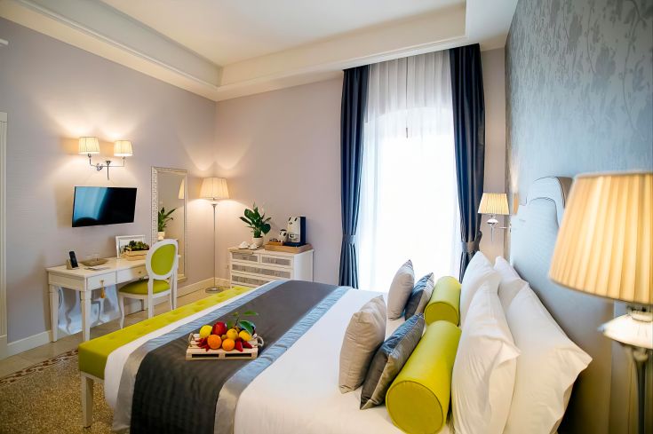 Chambre confortable avec un décor soigné et vue sur le jardin. Parfaite pour se détendre.