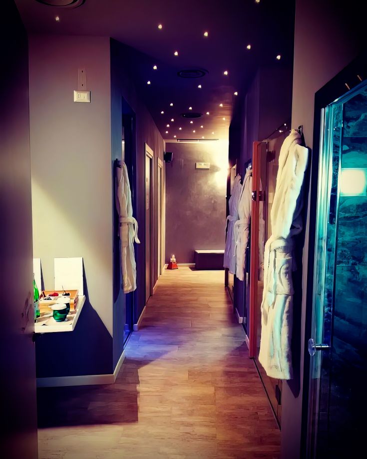 Début du parcours bien-être avec des peignoirs à disposition et une atmosphère calme avec un éclairage doux.