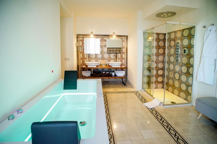 Salle de bain élégante avec baignoire et douche, décorée avec des carreaux sobres et des détails soignés.