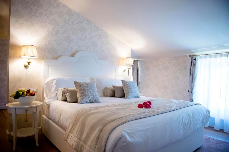 Chambre spacieuse avec des lits confortables et des détails soignés, idéale pour des moments de détente et d'intimité.