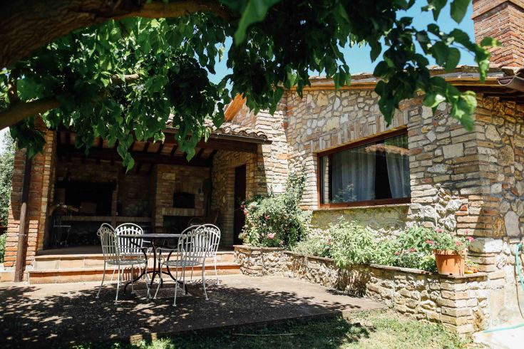 A cozy suite nestled in the Umbrian countryside, perfect for a relaxing and rejuvenating stay.
