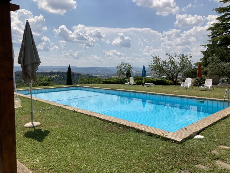 L'Agriturismo La Cerque en Ombrie offre un séjour relaxant avec une piscine et des espaces verts.