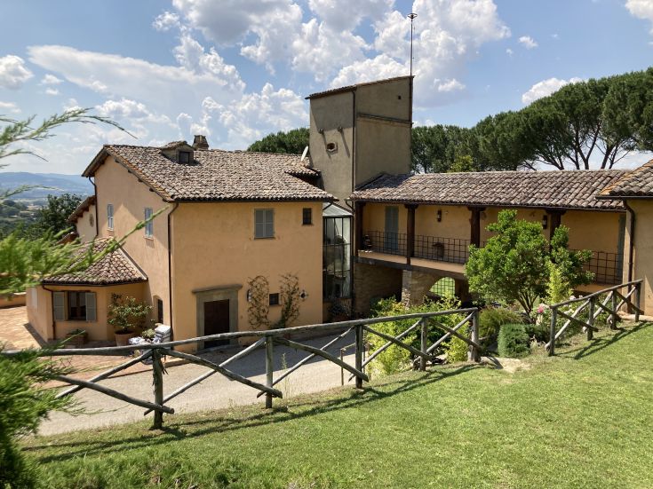 Une maison de campagne en Ombrie, entourée de verdure, idéale pour une pause paisible loin du quotidien.