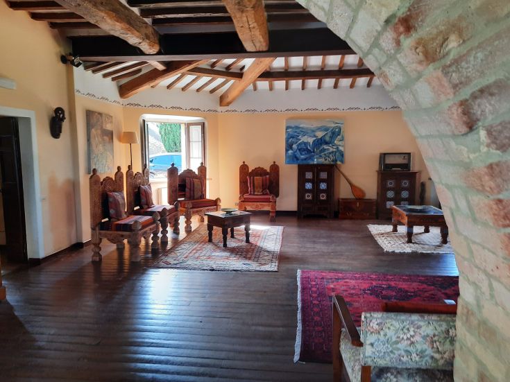 Intérieur d'une maison de campagne avec des meubles simples et une ambiance chaleureuse.