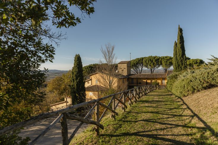 Un palais situé dans une zone verte, entouré d'arbres et de douces collines. Idéal pour des moments de calme et de détente.
