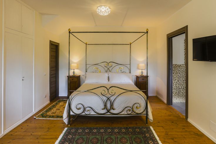 Chambre double simple et confortable située dans la campagne ombrienne, avec une atmosphère relaxante.