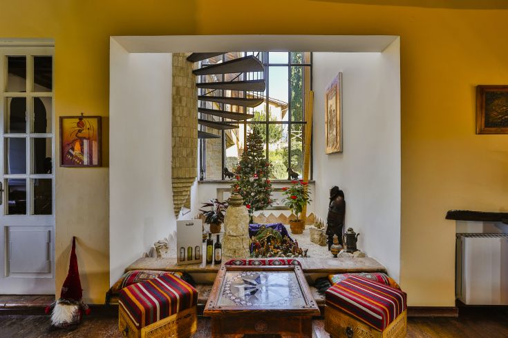 Intérieur d'une maison avec une atmosphère simple, des éléments décoratifs modestes et un design informel.