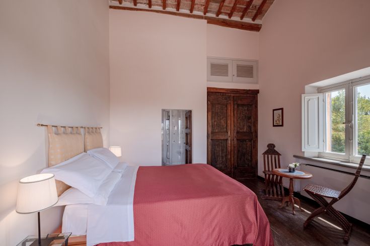 Chambre confortable et lumineuse avec vue sur la campagne ombrienne, parfaite pour un séjour paisible.