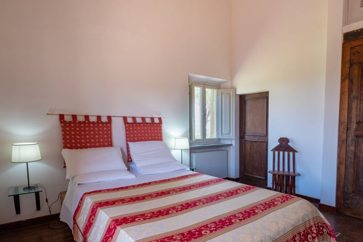 Chambre confortable avec lits simples et une atmosphère paisible, située dans la campagne ombrienne.