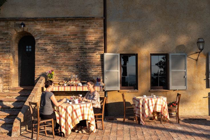 Petit déjeuner simple à la campagne avec des amis, entouré par la nature ombrienne. Un moment paisible en famille.