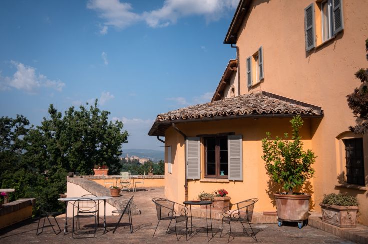 Une maison de campagne simple entourée d'arbres et de verdure, idéale pour un séjour paisible.