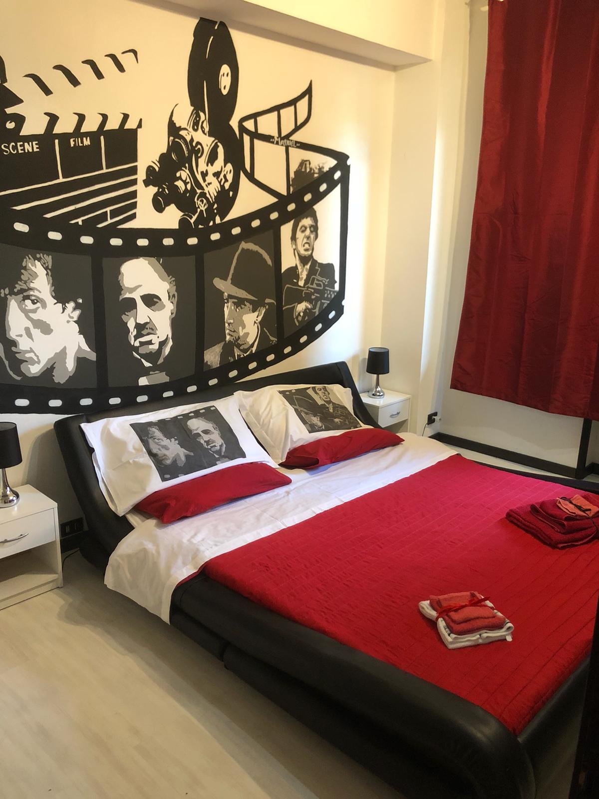 Camera del B&B con dettagli di design ispirati al cinema e letti comodi per un soggiorno sereno.