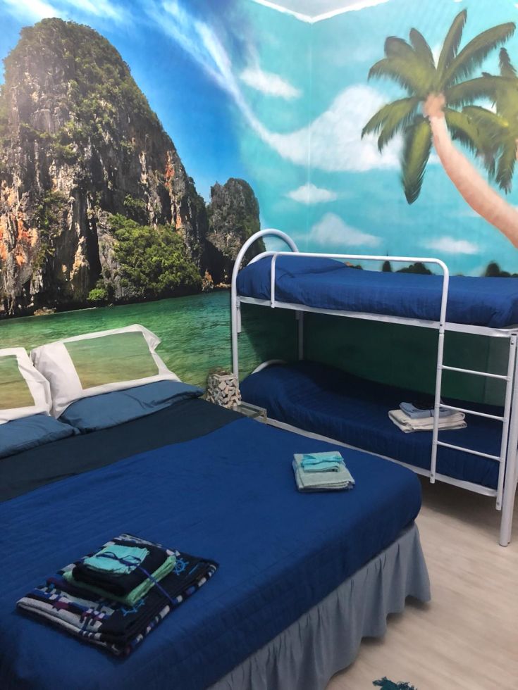 Gemütliches Zimmer mit Naturdekoren und Etagenbetten, ideal zum Entspannen.