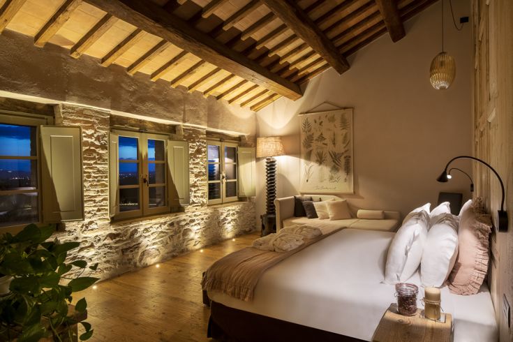 Camera accogliente con arredi semplici nel Borgo Antichi Orti, immersa nella storia e nella natura circostante.