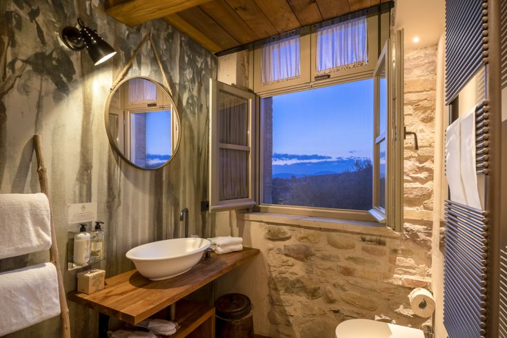 Bagno semplice con dettagli rustici, che crea un ambiente accogliente per il relax.