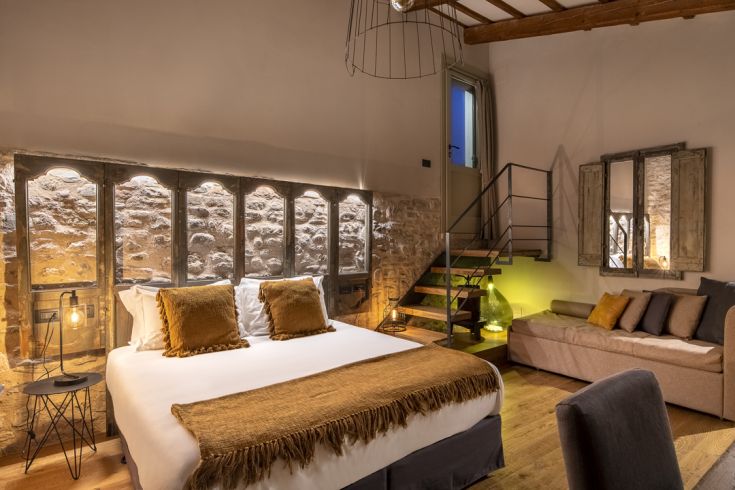 Un soggiorno semplice e accogliente con un arredamento che combina elementi storici e moderni.