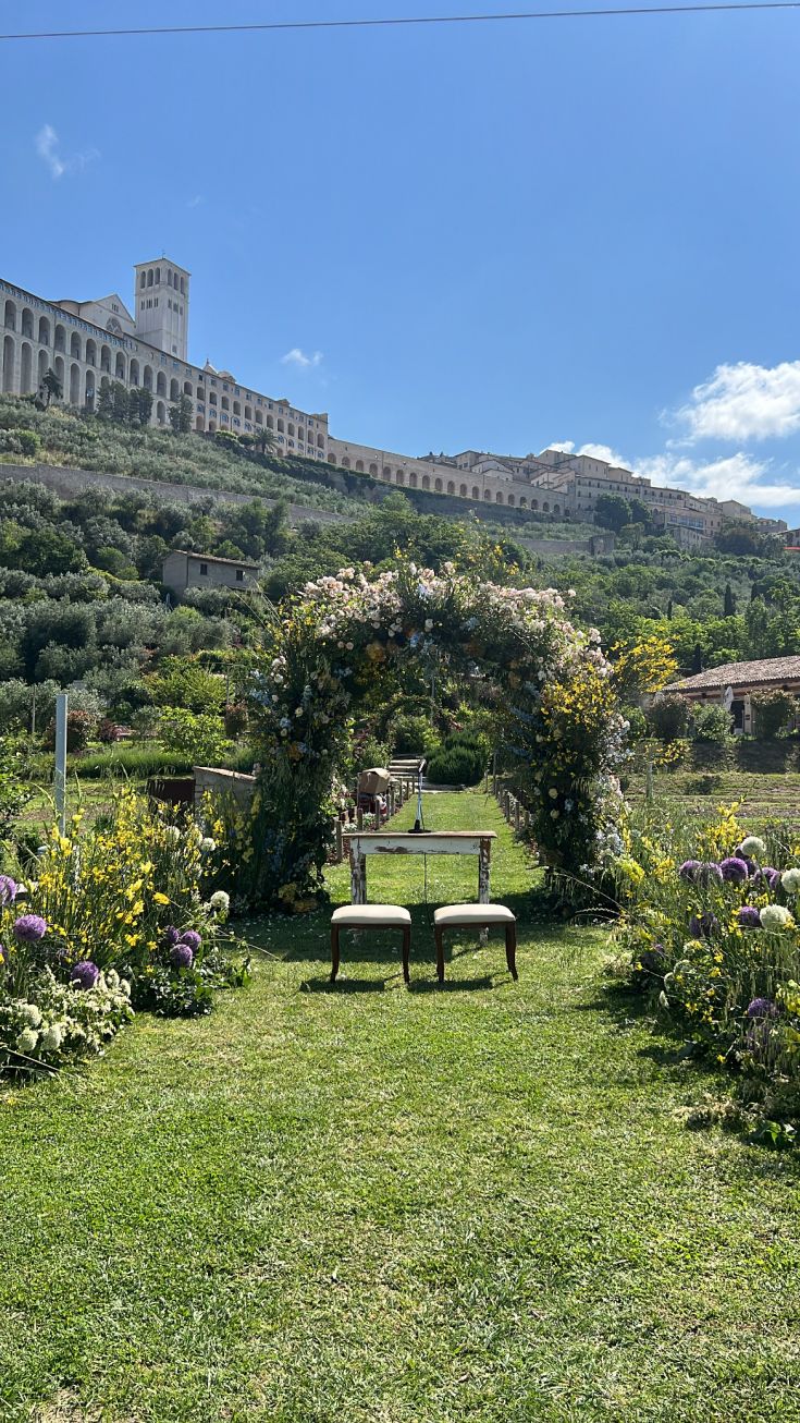 Un'area tranquilla nel borgo, adatta per cerimonie, circondata da verde e sotto un cielo sereno.