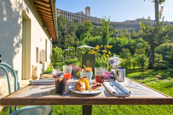 Colazione al Borgo Antichi Orti, immerso nel verde con panorama su Assisi.