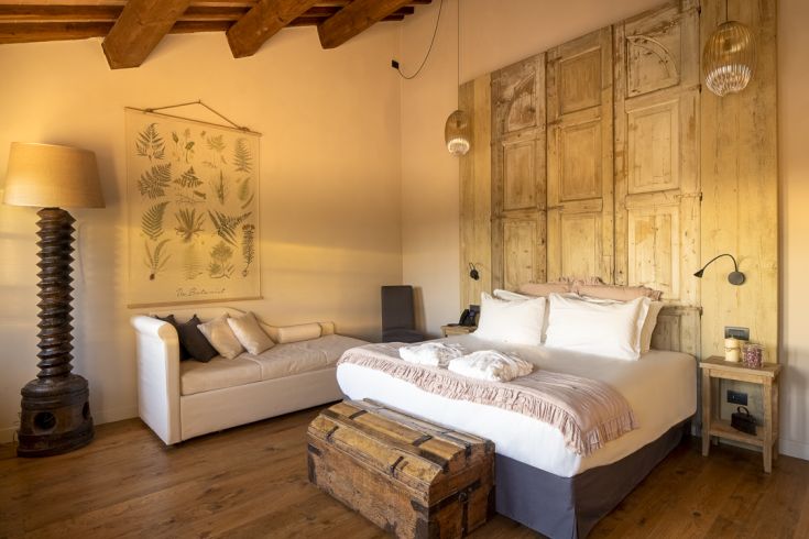 Camera semplice con arredi in legno, adatta per un soggiorno tranquillo.