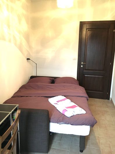 Comfortable bedroom featuring a double bed with soft lighting.