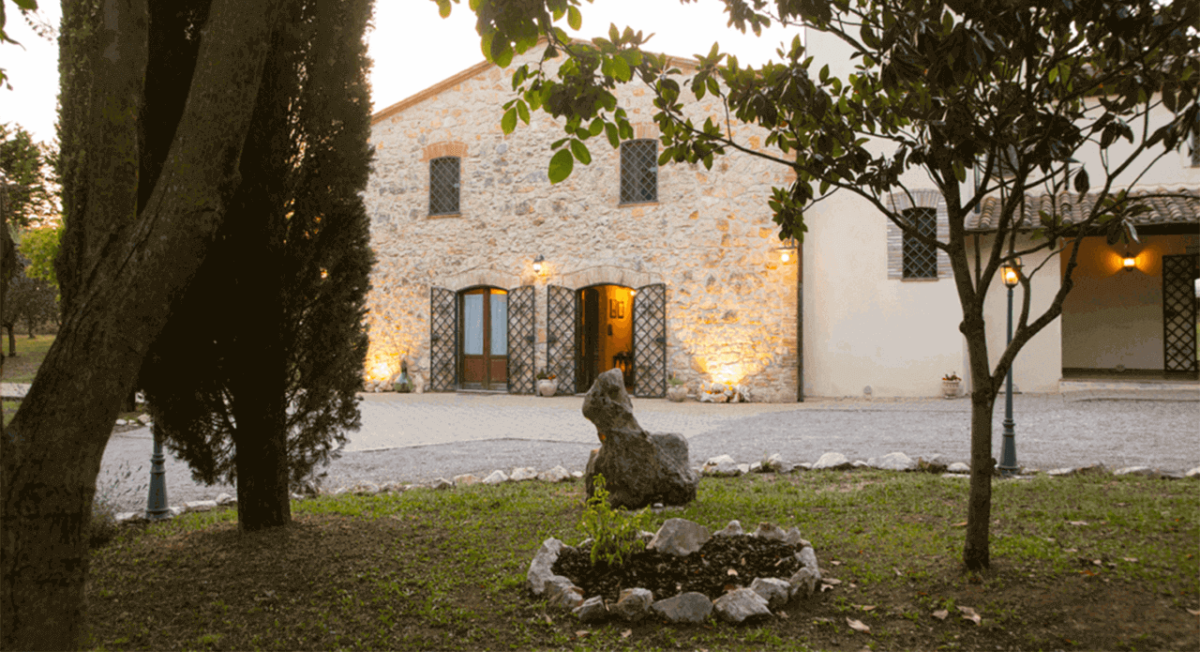 Accogliente casa colonica in Umbria, circondata da un giardino e una piscina. Luogo adatto per momenti di relax.