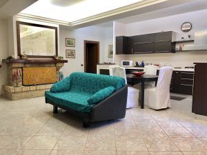 Soggiorno semplice con angolo cottura, adatto per momenti di relax e convivialità.