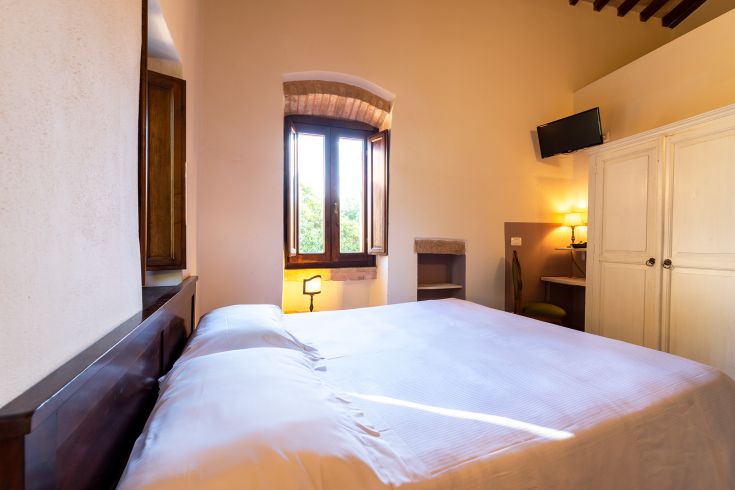 Cozy room with simple design elements, perfect for a moment of relaxation in tranquility.