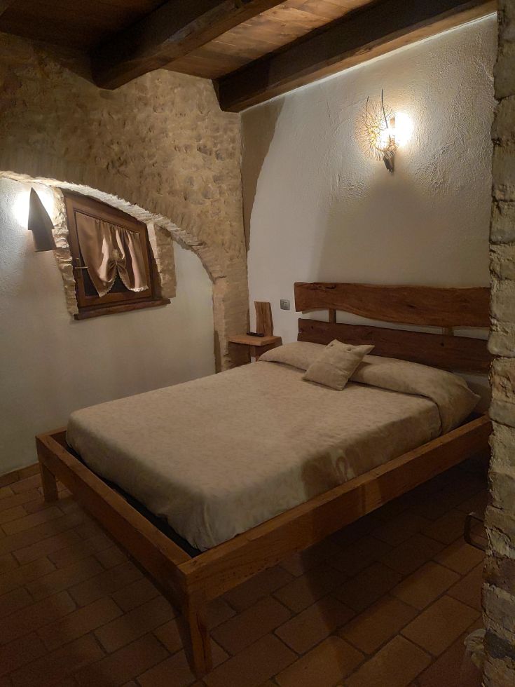 Camera semplice e confortevole, ideale per un soggiorno sereno in un ambiente montano umbro.