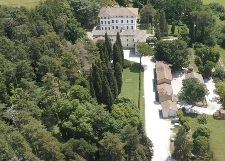 A tranquil corner immersed in the Umbrian nature, featuring apartments and private water mirrors.