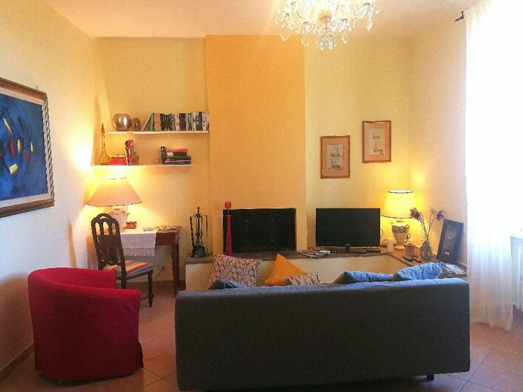 Un soggiorno semplice e confortevole dotato di mobili pratici, perfetto per momenti di relax. Illuminazione naturale e decorazioni sobrie.