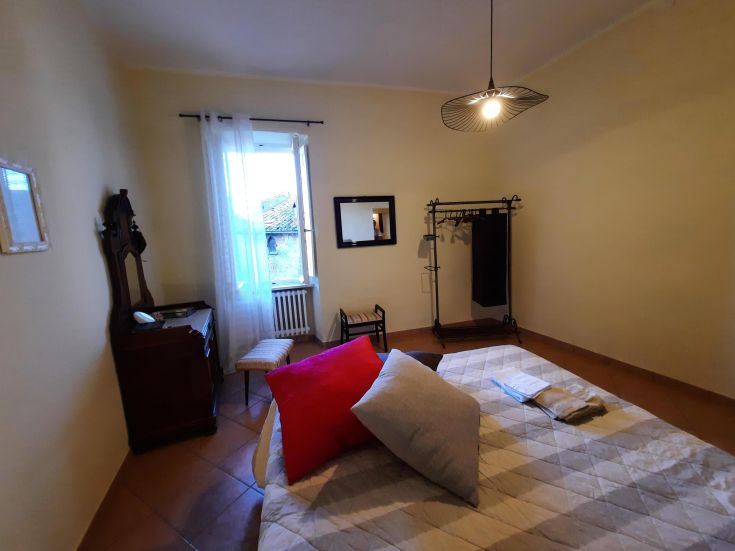 Camera luminosa e confortevole, arredate con elementi semplici e funzionali.