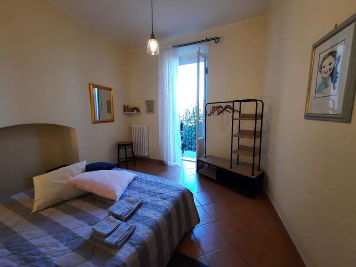 Camera accogliente con arredi semplici. Spazio luminoso ideale per un soggiorno confortevole.