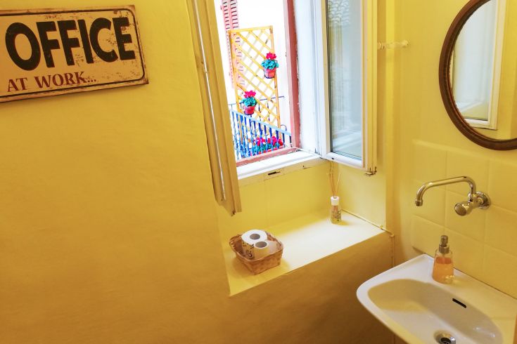 Un bagno ben arredato, con elementi di design funzionali e comfort. L'atmosfera è piacevole e rilassante.