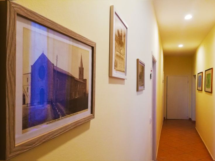 Corridoio con pareti colorate, arredato con elementi di design semplici, che conduce ai vari ambienti della casa.