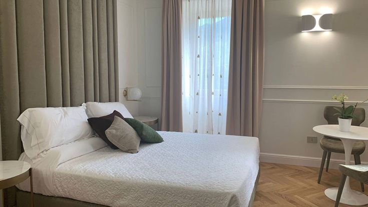 Camera con arredi contemporanei e dettagli storici, ideale per trascorrere momenti di relax.