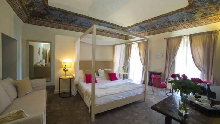 Camere arredate in un edificio del 1600, ideali per un soggiorno sereno e rilassato.