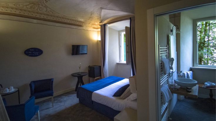 Camera con decorazioni semplici, affacciata su un tranquillo panorama umbro, adatta per un soggiorno confortevole.