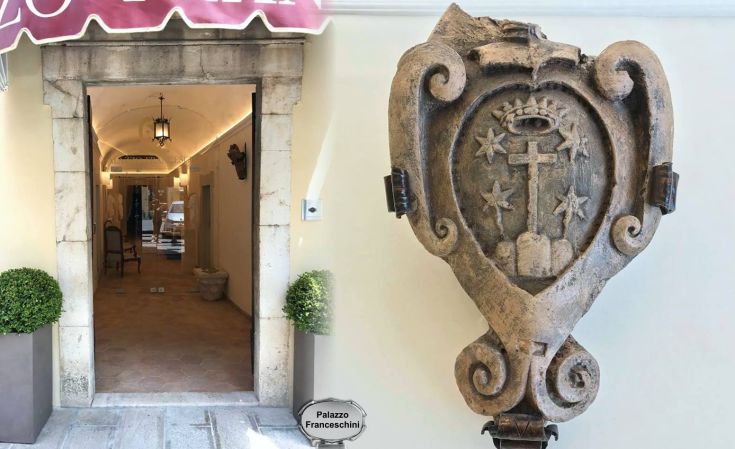 Il Palazzo Franceschini, risalente al XVII secolo, presenta affreschi e arredi storici, evidenziando il suo valore culturale.