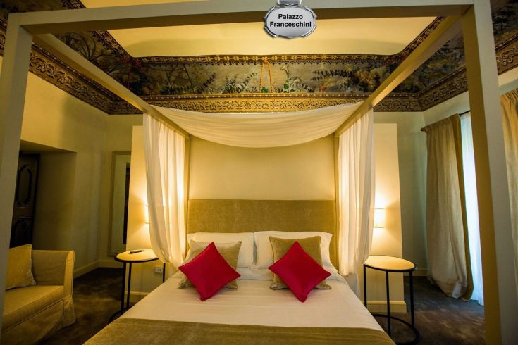 Il palazzo storico presenta affreschi del ‘700 e stanze arredate in stile classico per un soggiorno accogliente.