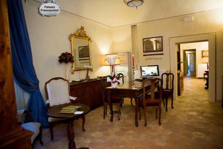 Un grande palazzo con elementi architettonici tradizionali e arredi d'epoca, simbolo della storia della zona.