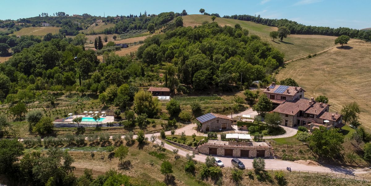 Charming farmhouse surrounded by Umbrian nature, featuring a pool and relaxing areas.
