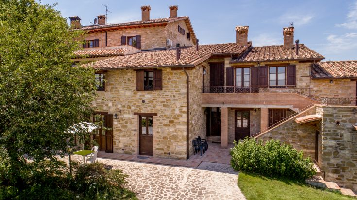 Struttura rustica situata nella campagna umbra, offre appartamenti confortevoli e un giardino curato. Luogo ideale per rilassarsi e gustare piatti tipici.